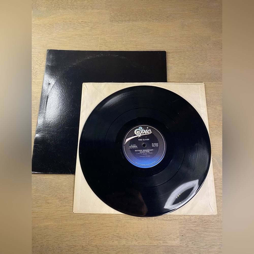 THE CLASH This Is Radio Clash b/w Outside Broadcast 4902662 LP Vinyl‎